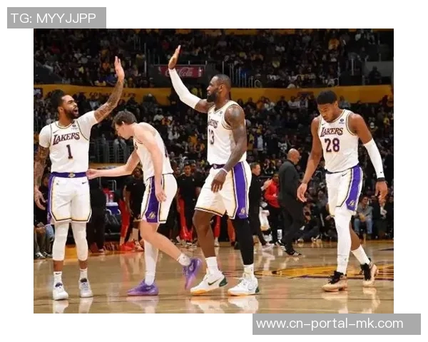 湖人对掘金的激烈对决展现出季后赛的紧张氛围与精彩瞬间